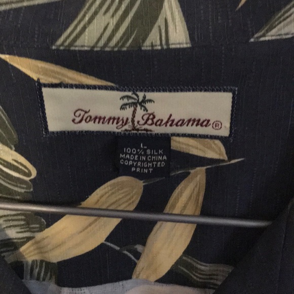 Tommy Bahama silk short sleeve button down in Lrg - Picture 3 of 3